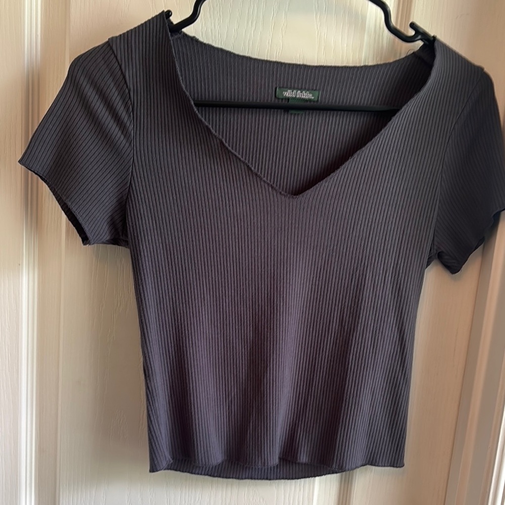 Elegant Gray V-Neck Ribbed Tee